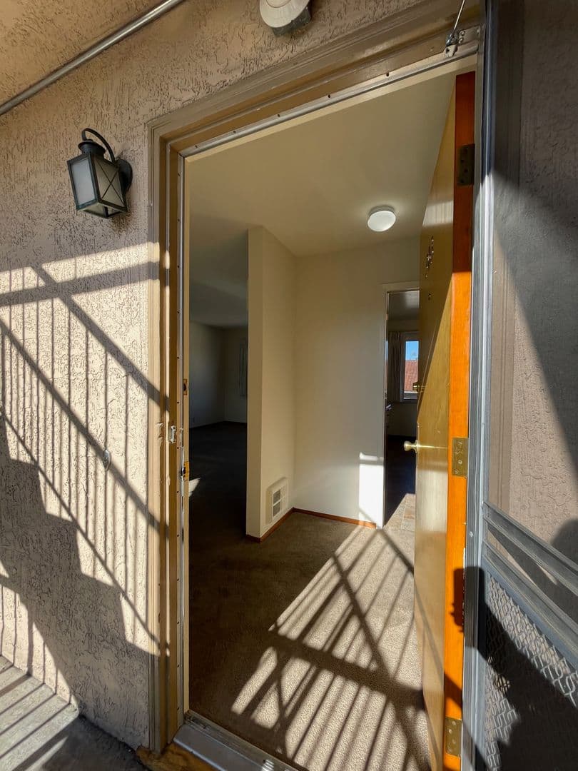 Oakland Apartment: 2500 Ivy Dr.