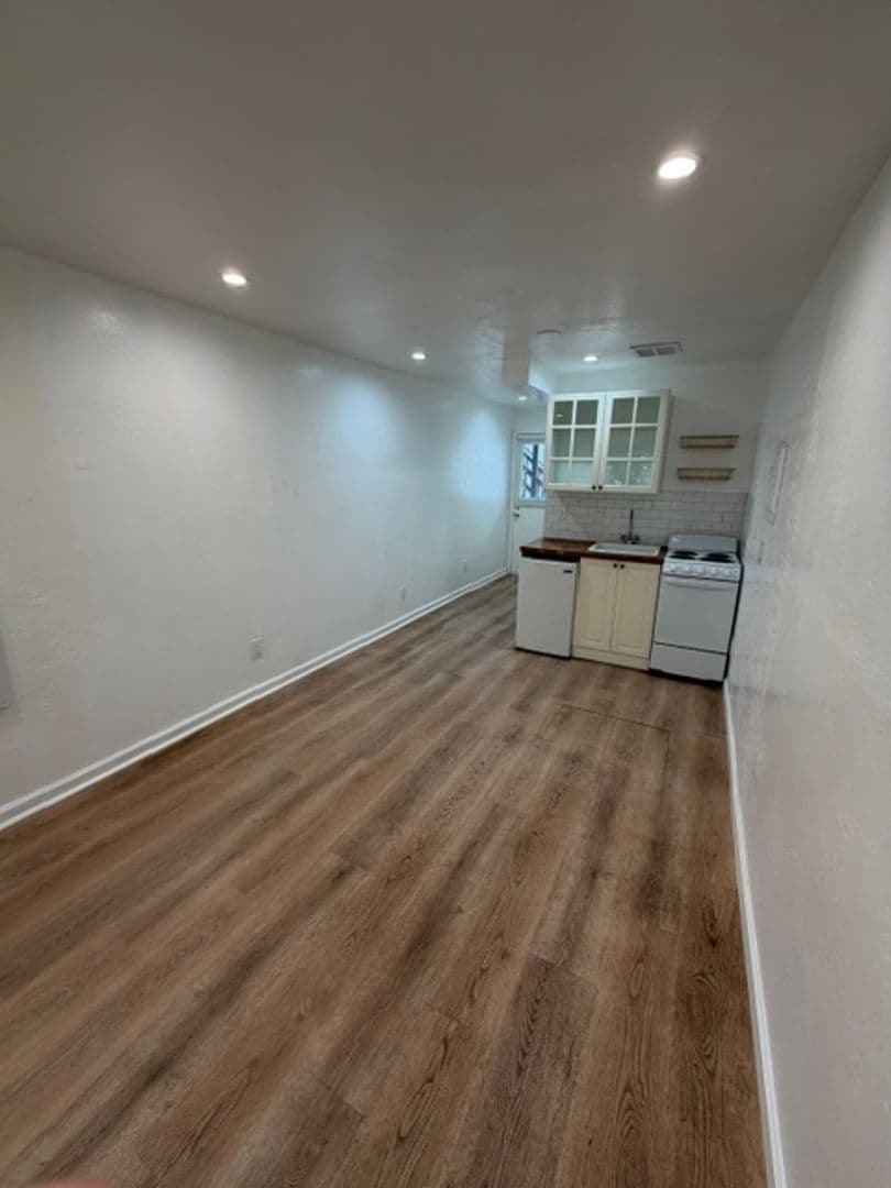 Emeryville Apartment: 4327 Essex Street
