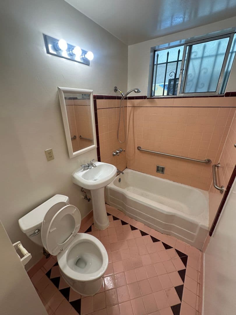 Oakland Apartment: 1939 East 29th Street