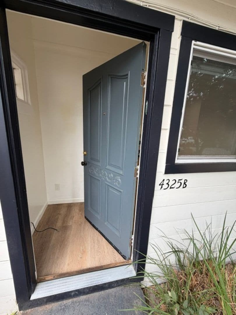 Emeryville Apartment: 4327 Essex Street