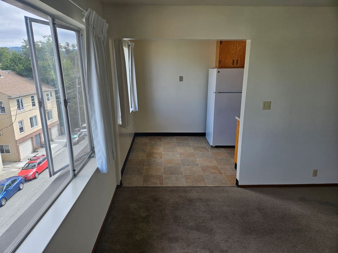 Oakland Apartment: 2500 Ivy Dr.