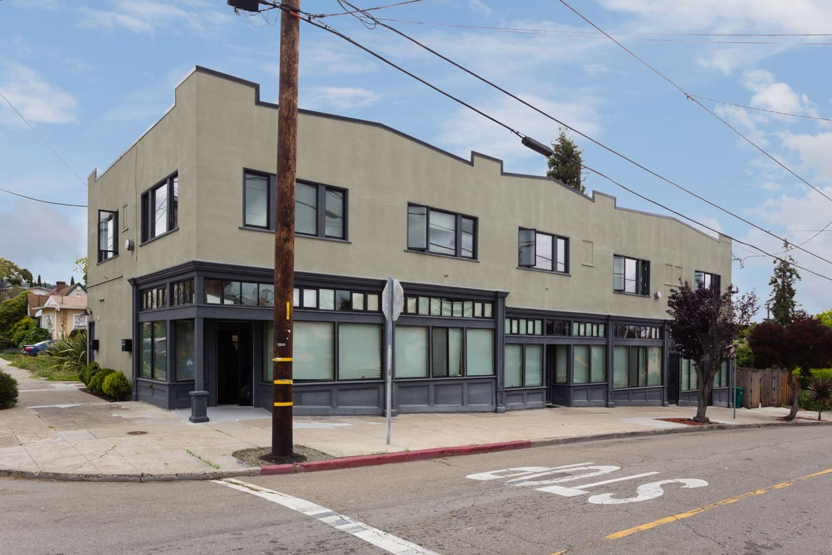 Oakland Apartment: 2800 Madera Ave