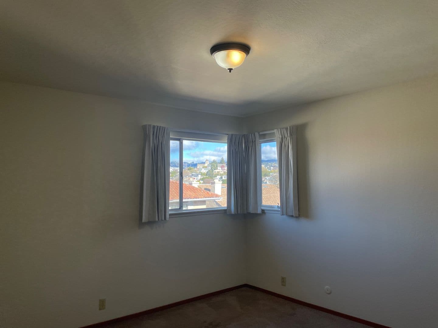 Oakland Apartment: 2500 Ivy Dr.