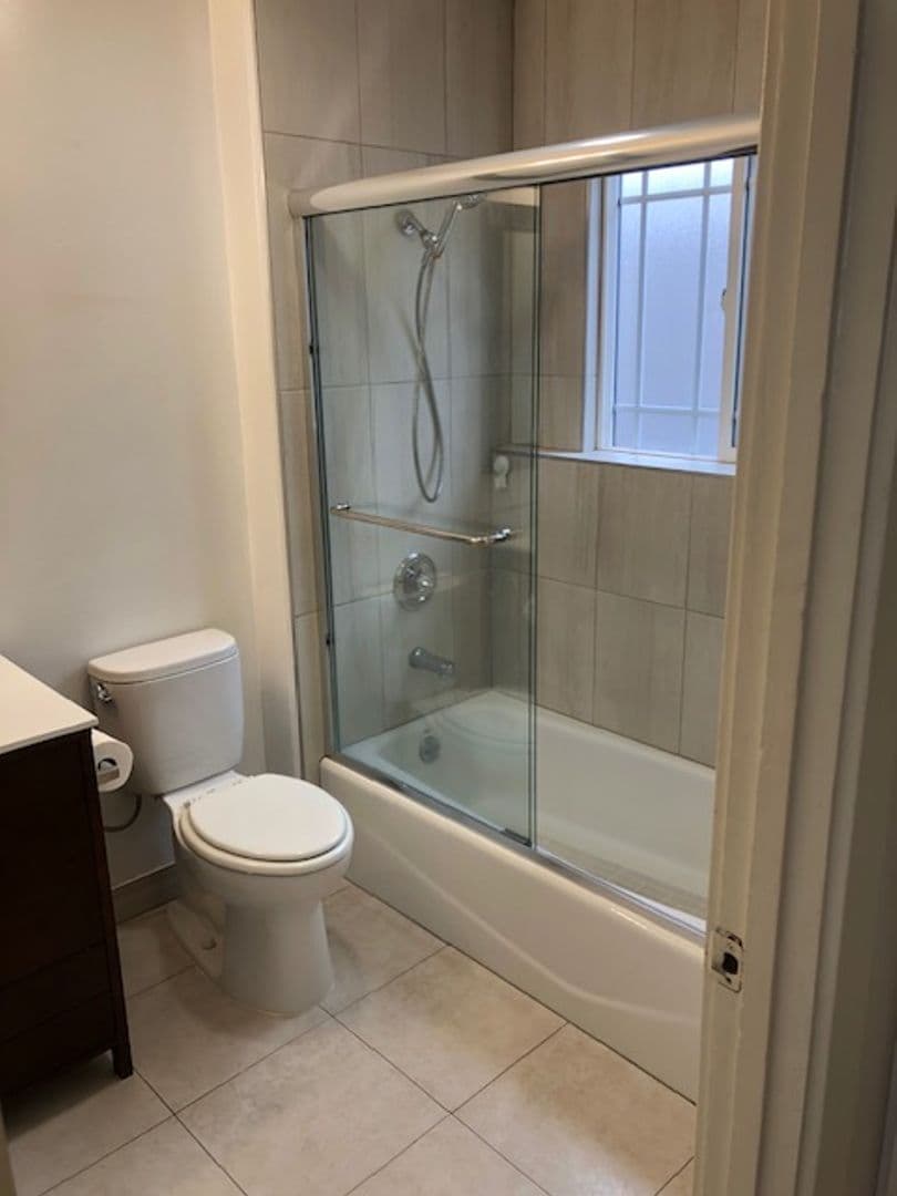 Oakland Apartment: 937 International Blvd