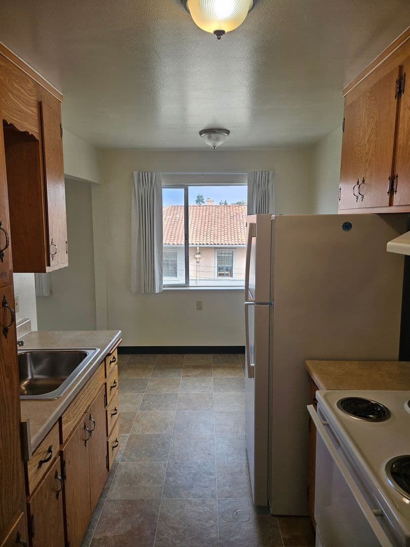Oakland Apartment: 2500 Ivy Dr.