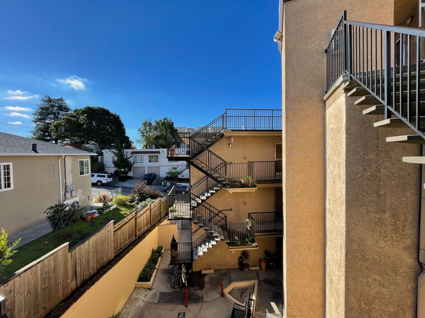 Oakland Apartment: 2500 Ivy Dr.