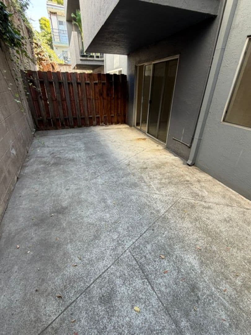 Oakland Apartment: 407 Fairmount Ave