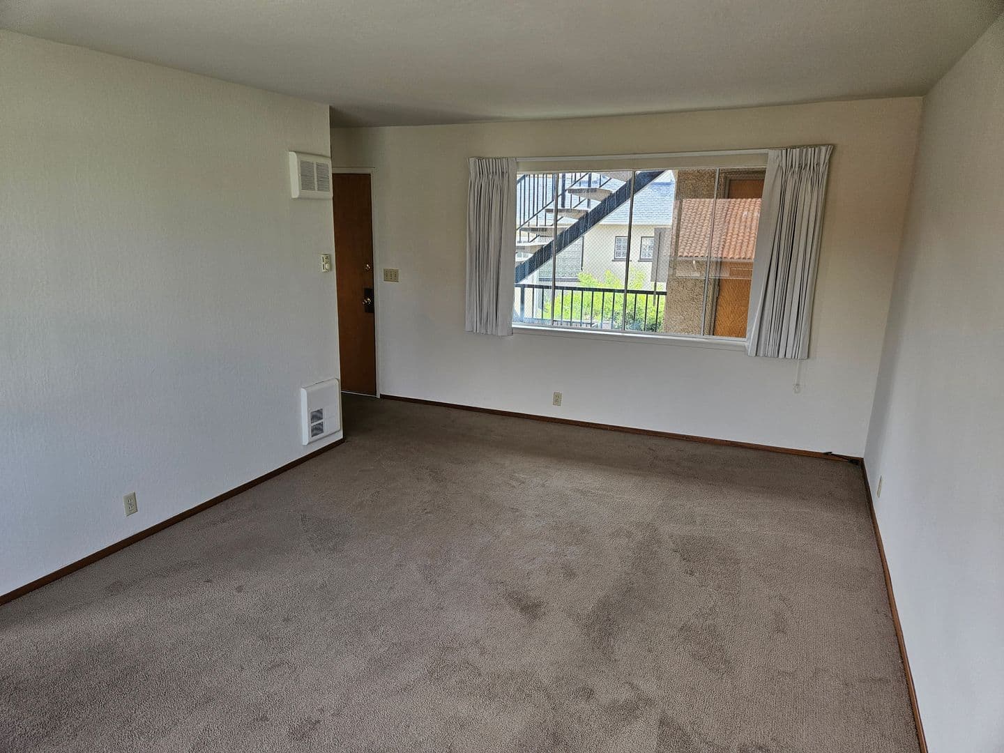 Oakland Apartment: 2500 Ivy Dr.