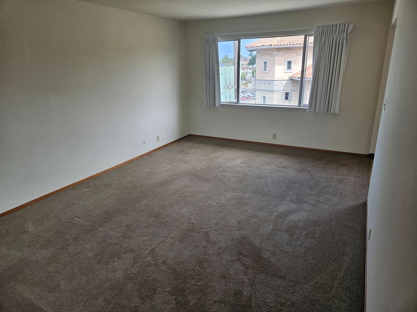 Oakland Apartment: 2500 Ivy Dr.