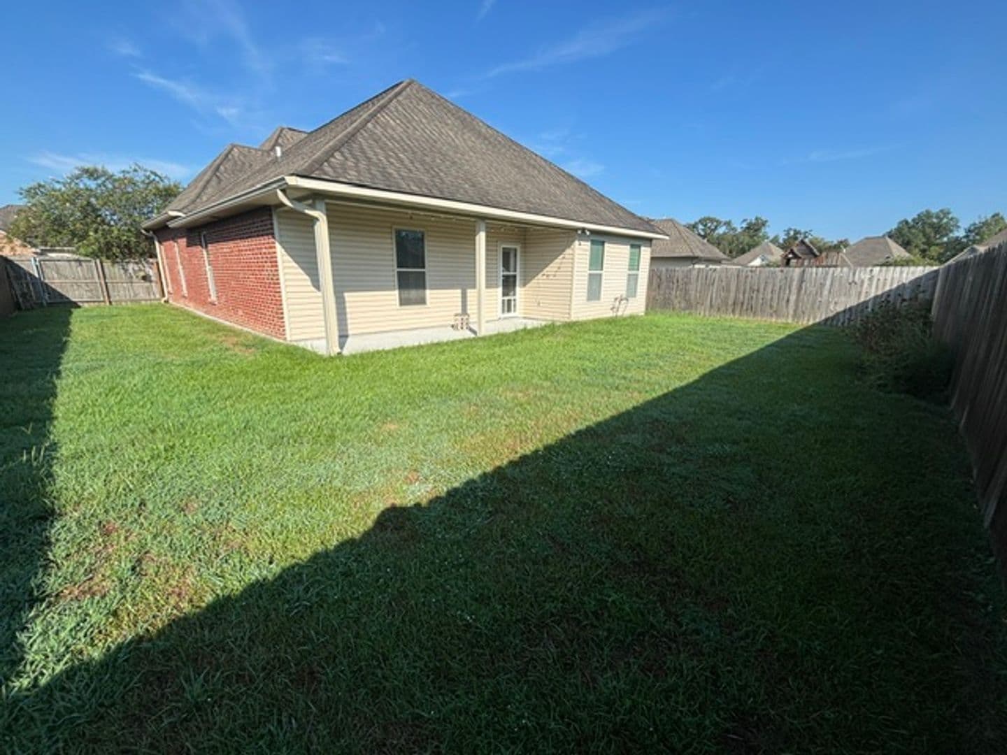 Prairieville House: 18328 Crows Nest Drive