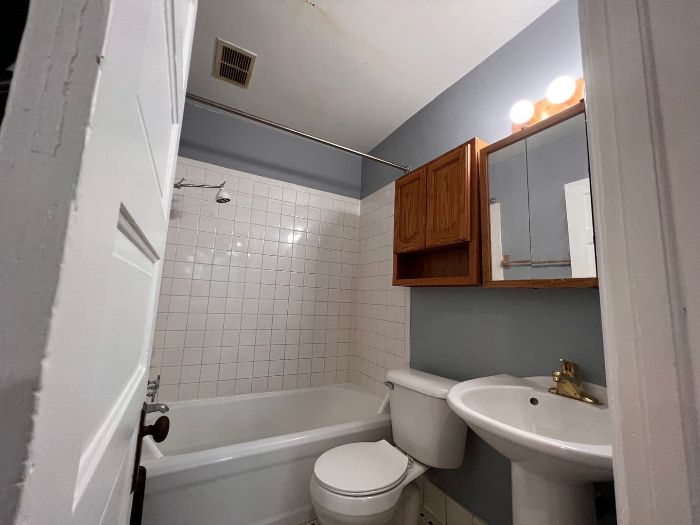 Milwaukee Apartment: 1830 N. Oakland Ave.