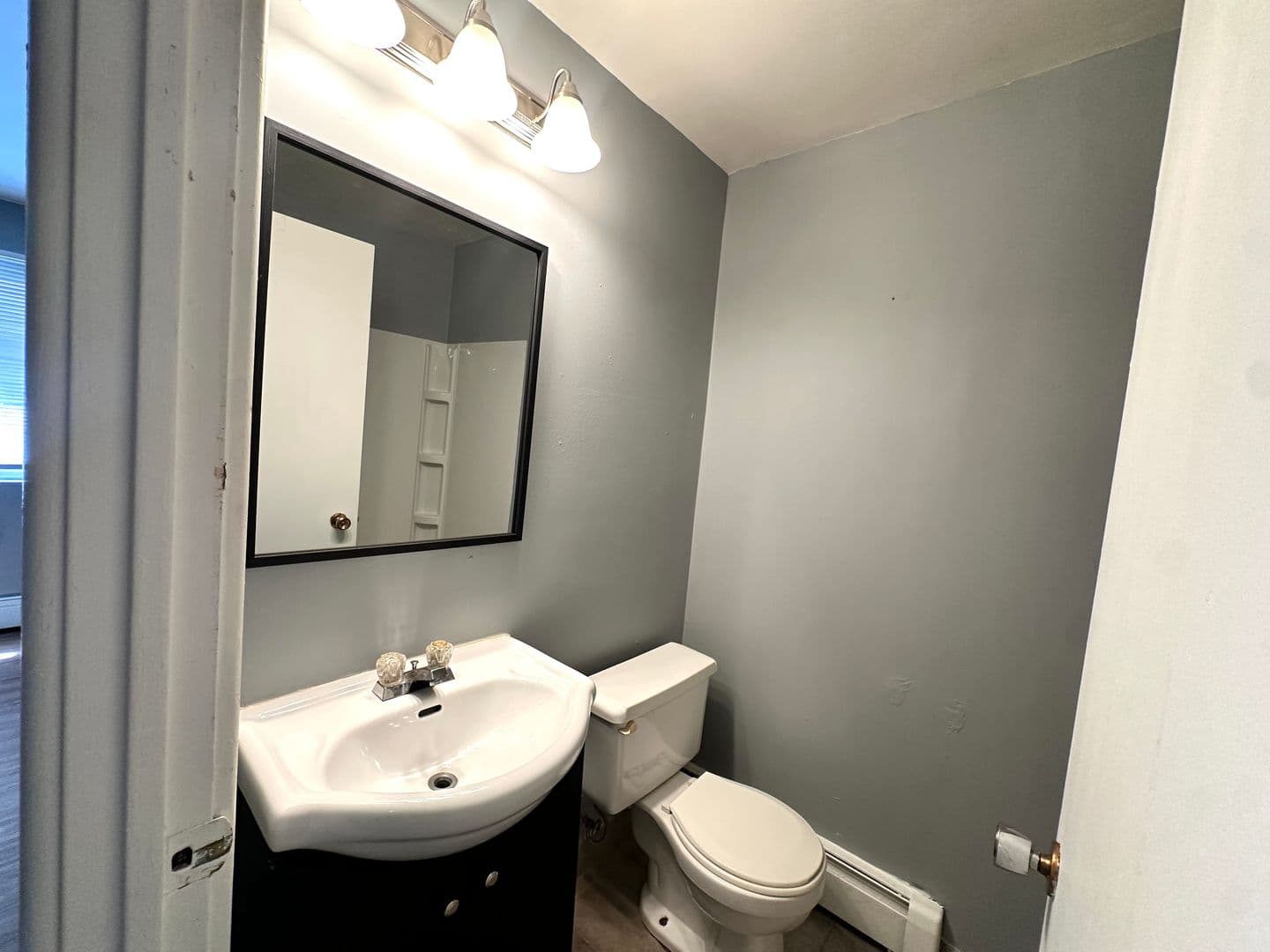 Milwaukee Apartment: 1456 N. Farwell Avenue