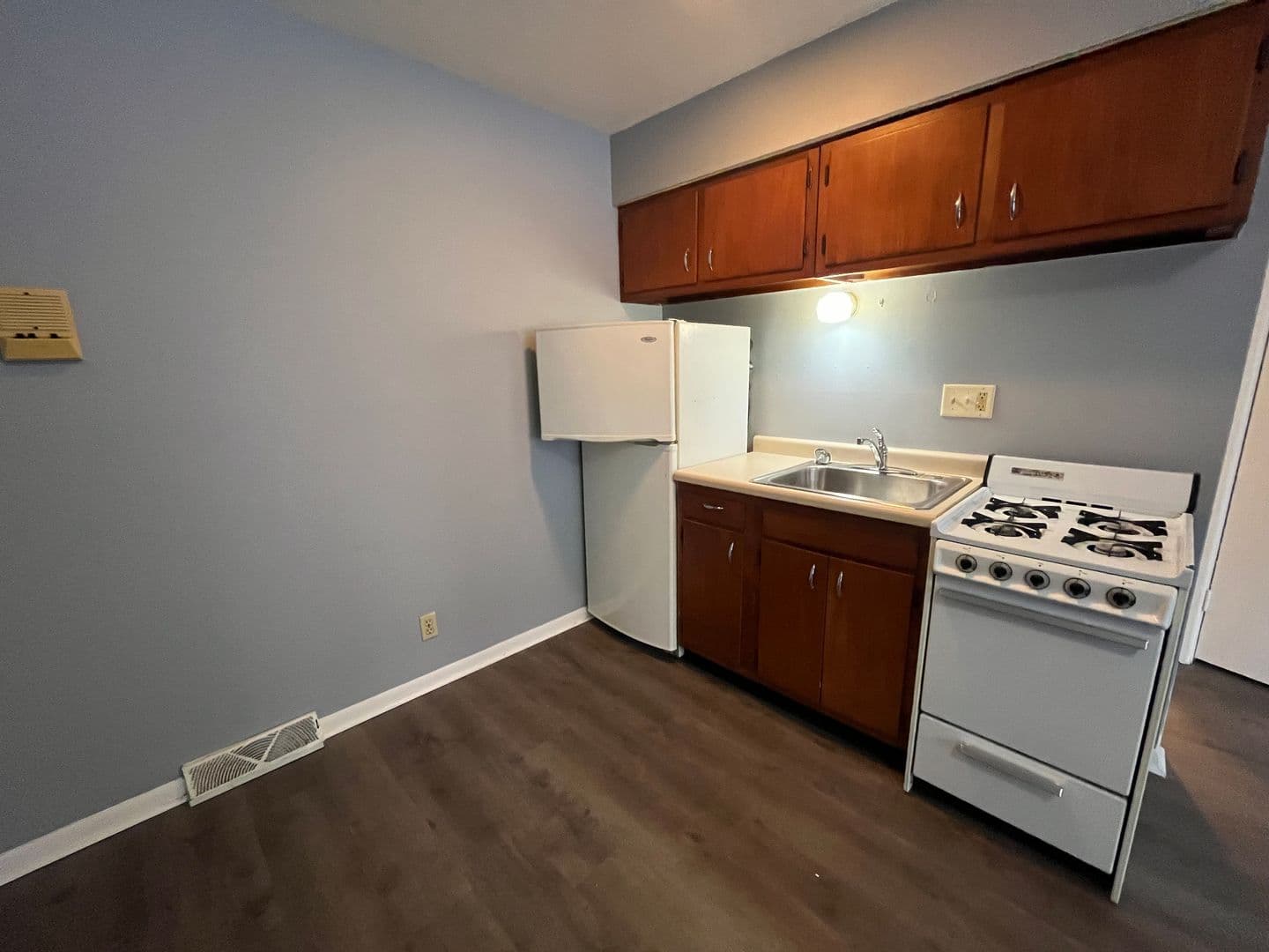 Milwaukee Apartment: 1517 Royall Pl