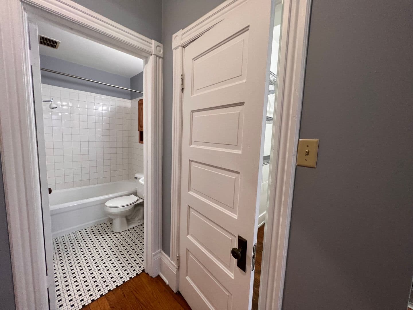 Milwaukee Apartment: 1830 N. Oakland Ave.