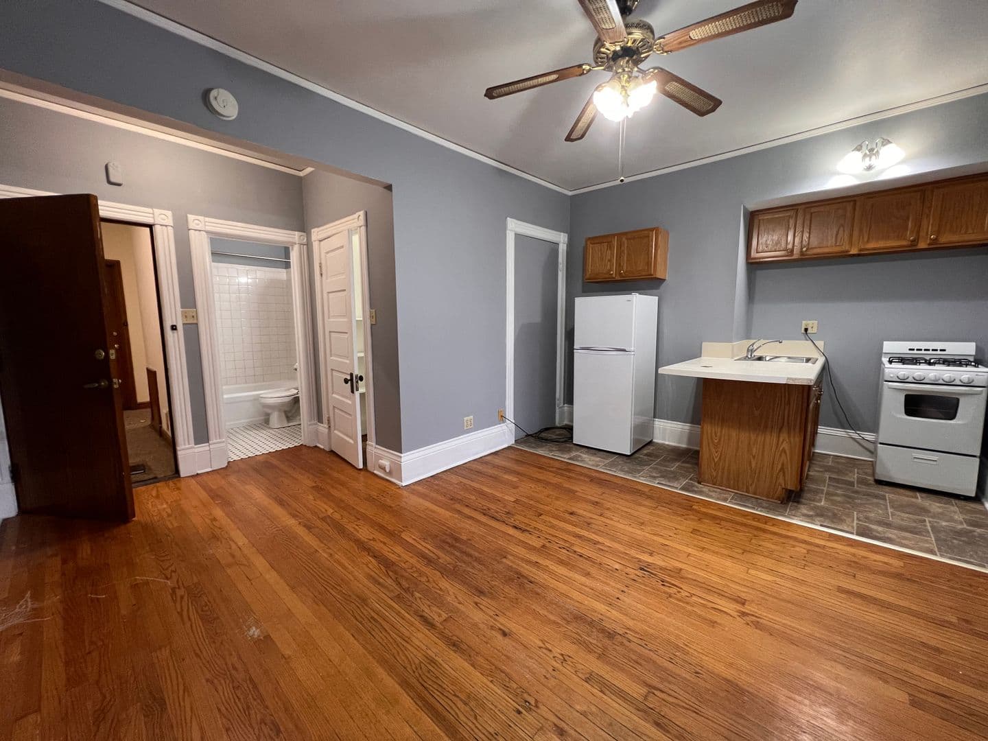 Milwaukee Apartment: 1830 N. Oakland Ave.