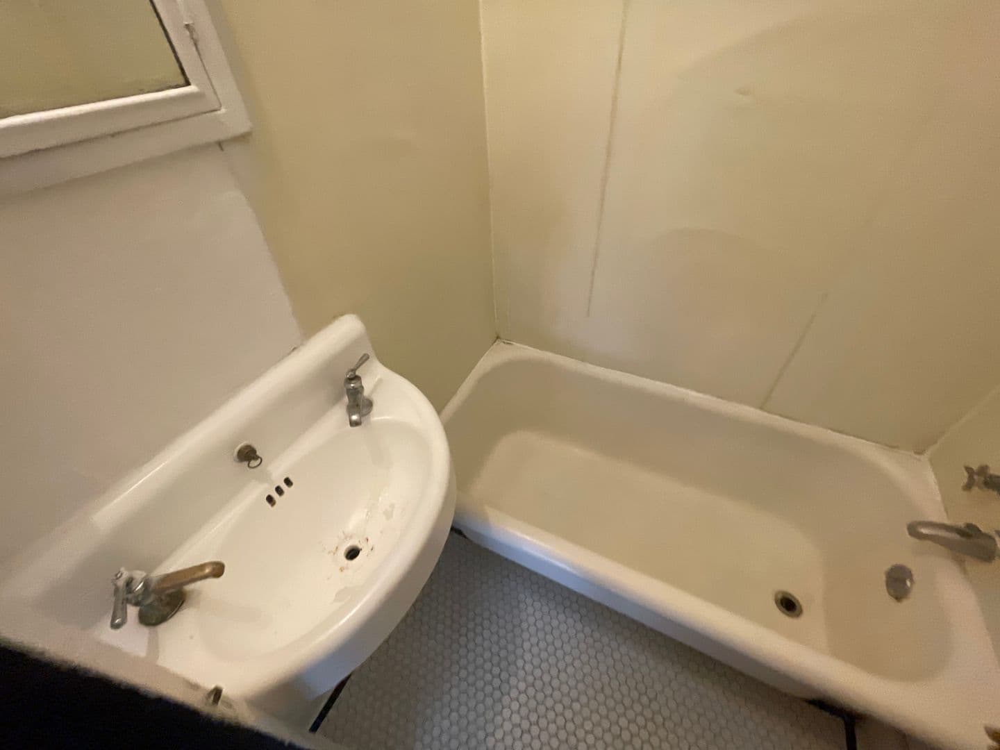 Milwaukee Apartment: 1767 N. Arlington Place