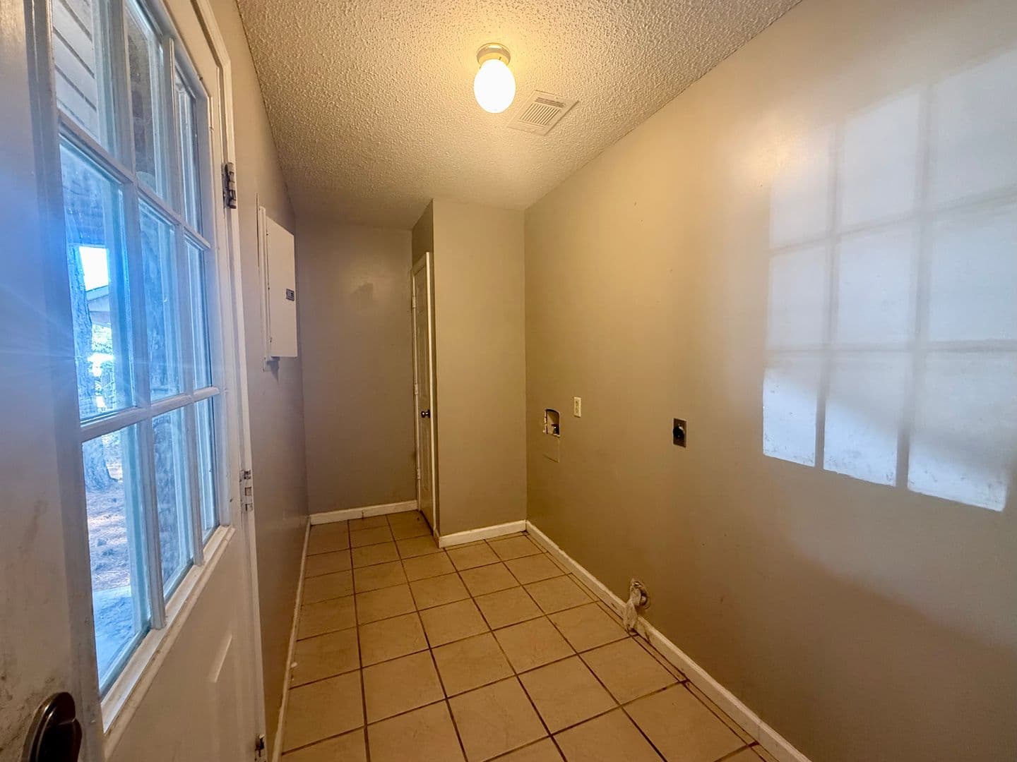 Jonesboro House: 1008 Daybreak Drive