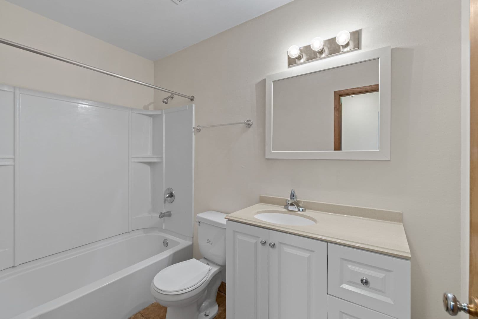 Menomonee Falls Apartment: N86 W16351 Appleton Ave.