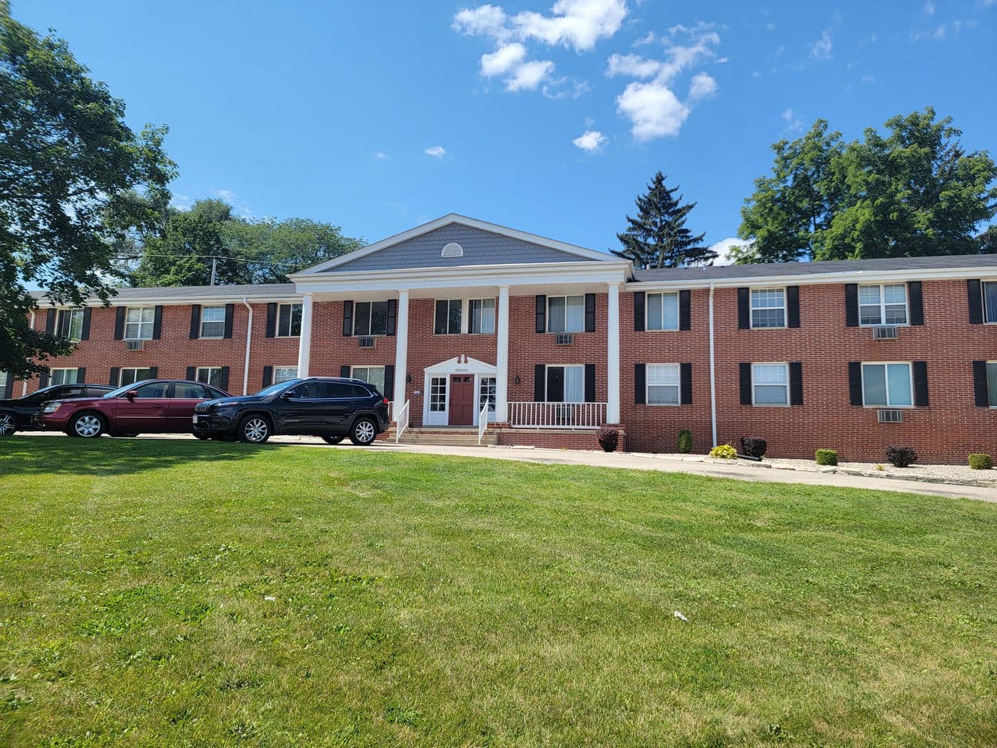 Menomonee Falls Apartment: N86 W16351 Appleton Ave.