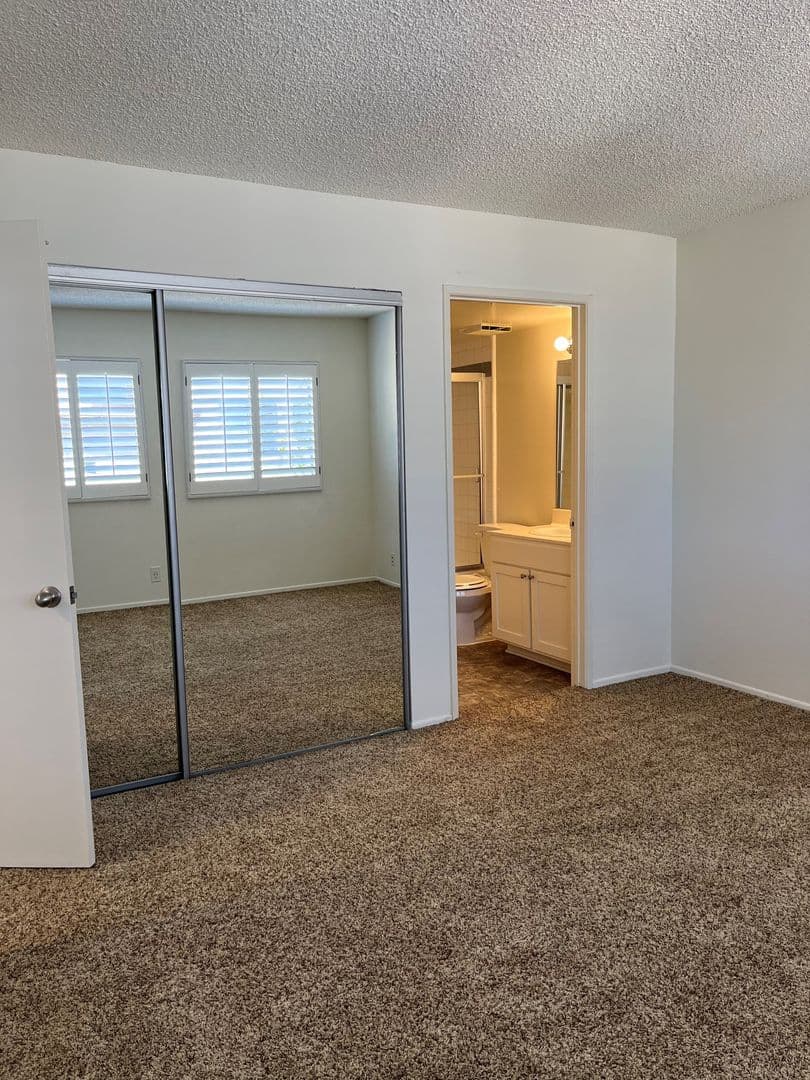 Woodland Hills Townhome: 22301-67 Victory Blvd.