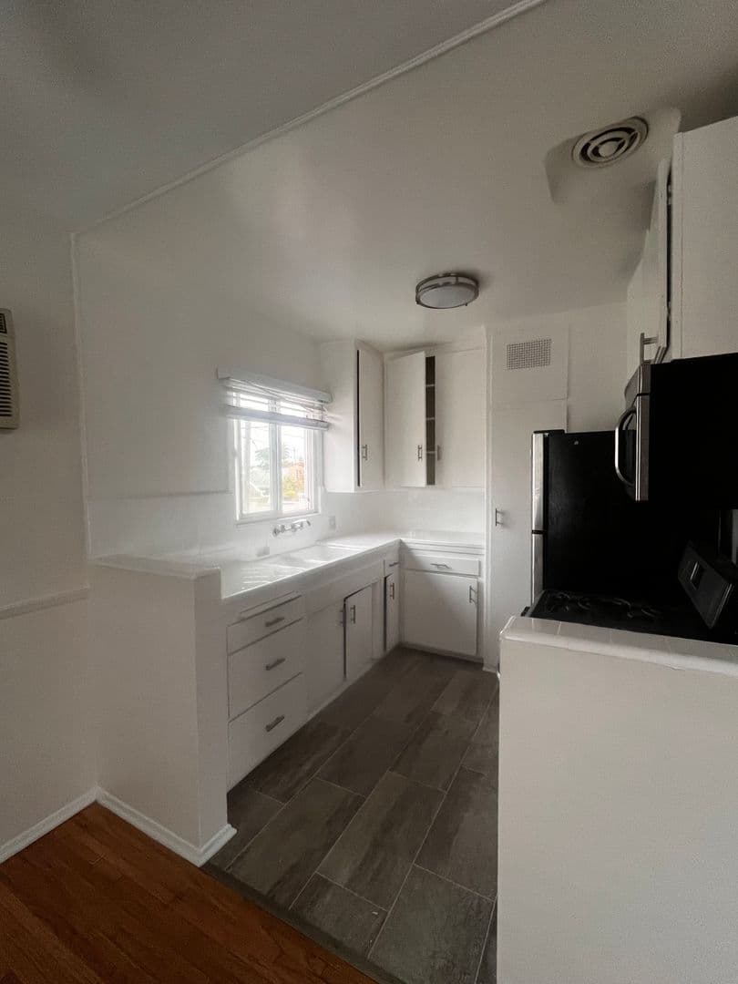 Los Angeles Apartment: 4757-4761 San Vicente Blvd.