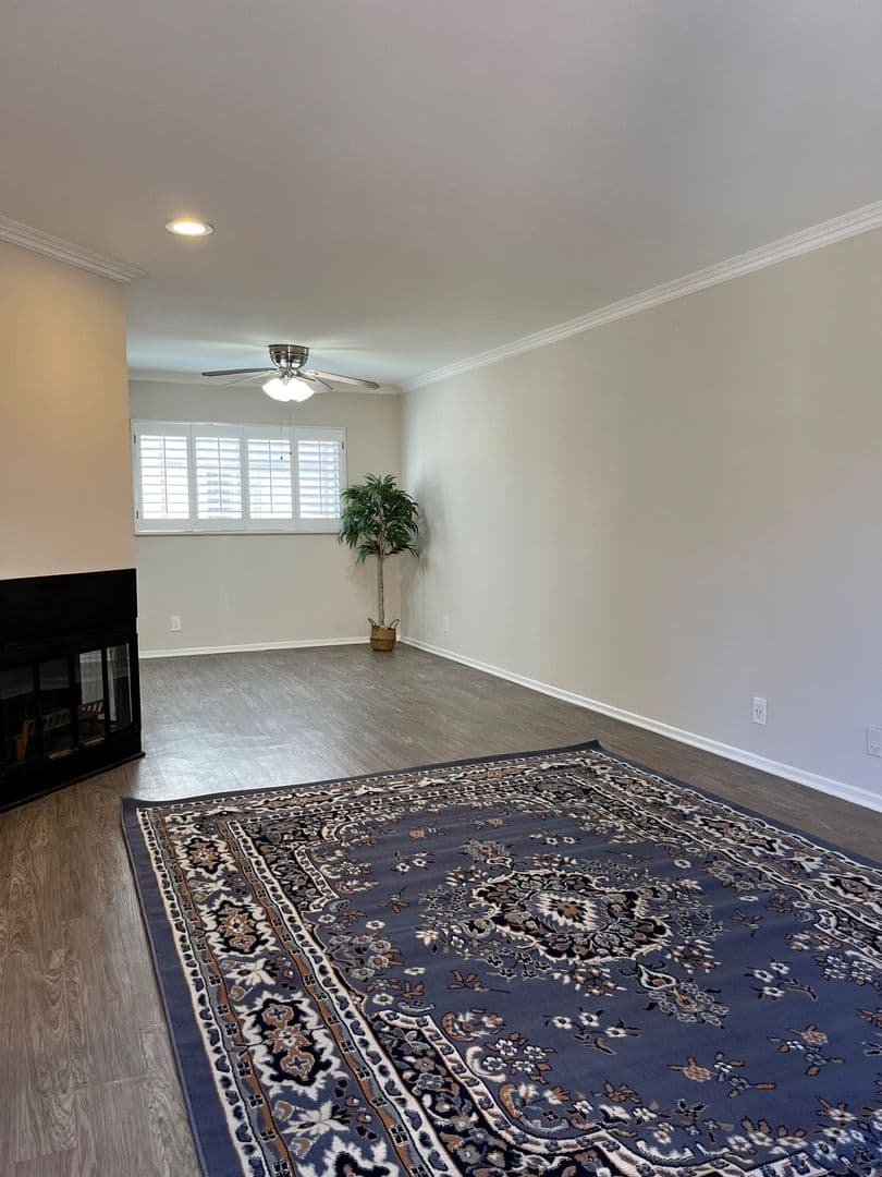 Woodland Hills Townhome: 22301-67 Victory Blvd.