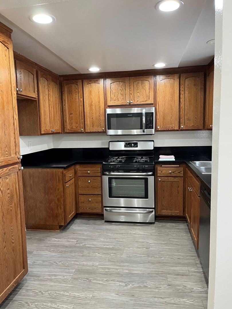 Woodland Hills Townhome: 22301-67 Victory Blvd.