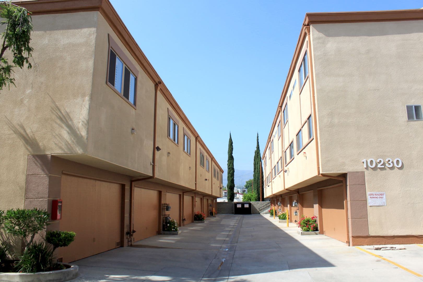 Chatsworth Townhome: 10216-34 Eton Avenue