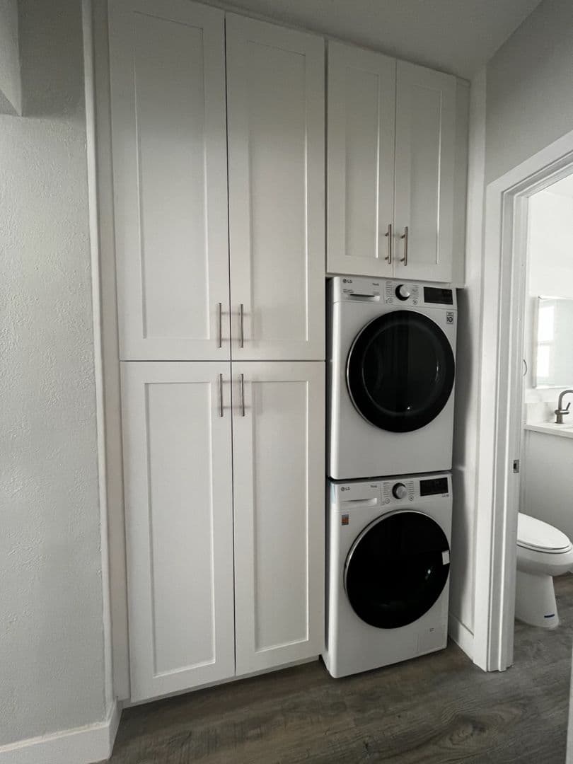 Los Angeles Apartment: 4757-4761 San Vicente Blvd.