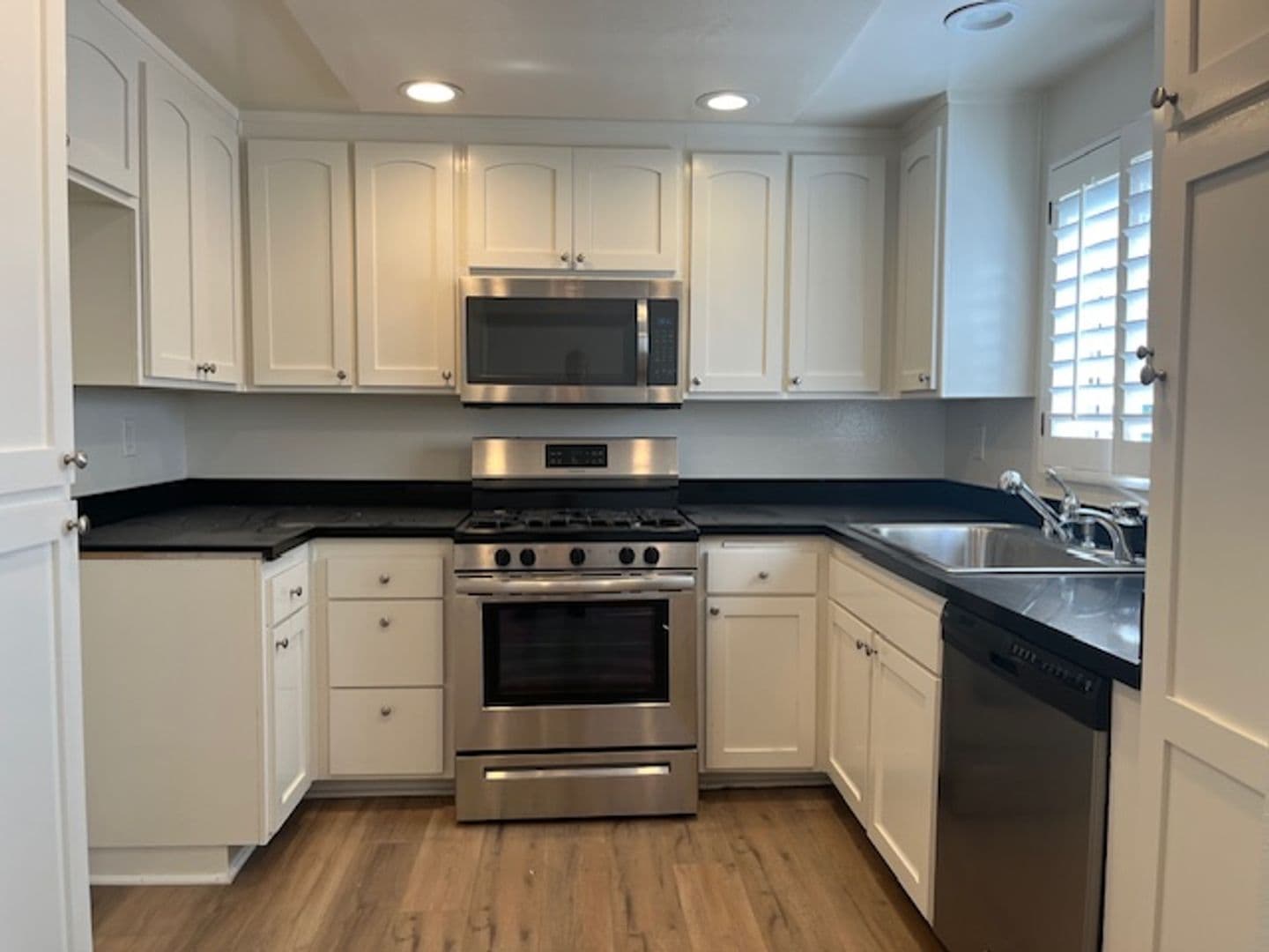 Woodland Hills Townhome: 22301-67 Victory Blvd.