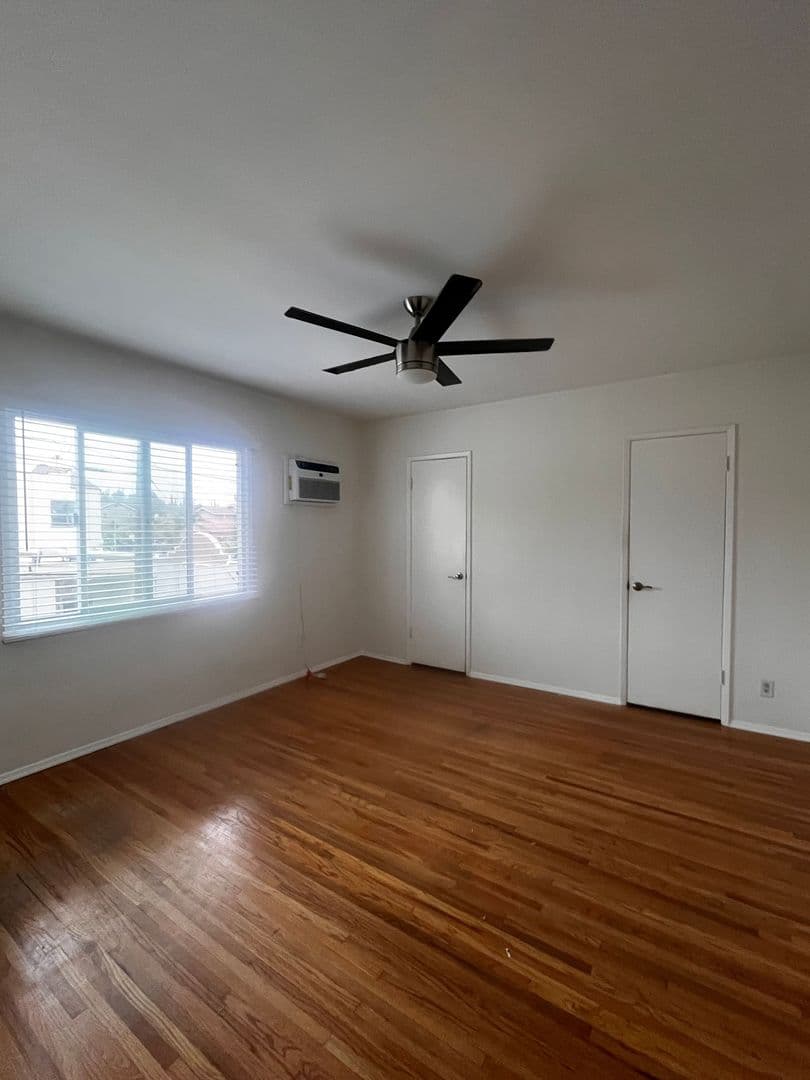 Los Angeles Apartment: 4757-4761 San Vicente Blvd.