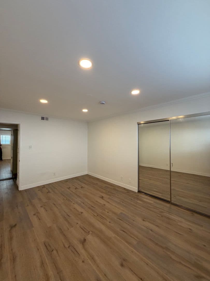 Beverly Hills Apartment: 442 So. Rexford Drive