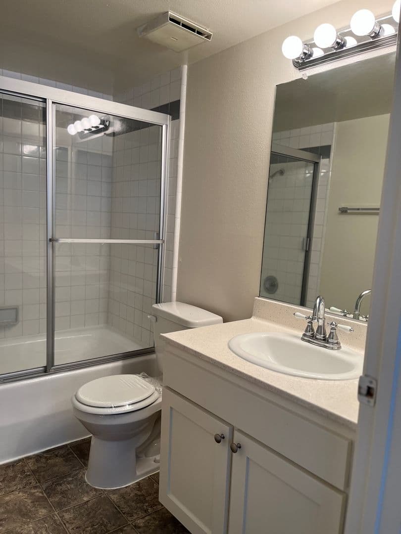 Woodland Hills Townhome: 22301-67 Victory Blvd.