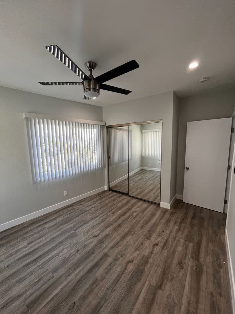 Los Angeles Apartment: 4757-4761 San Vicente Blvd.