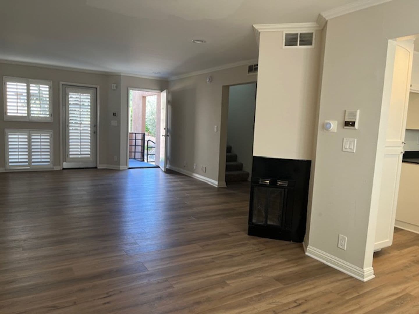 Woodland Hills Townhome: 22301-67 Victory Blvd.