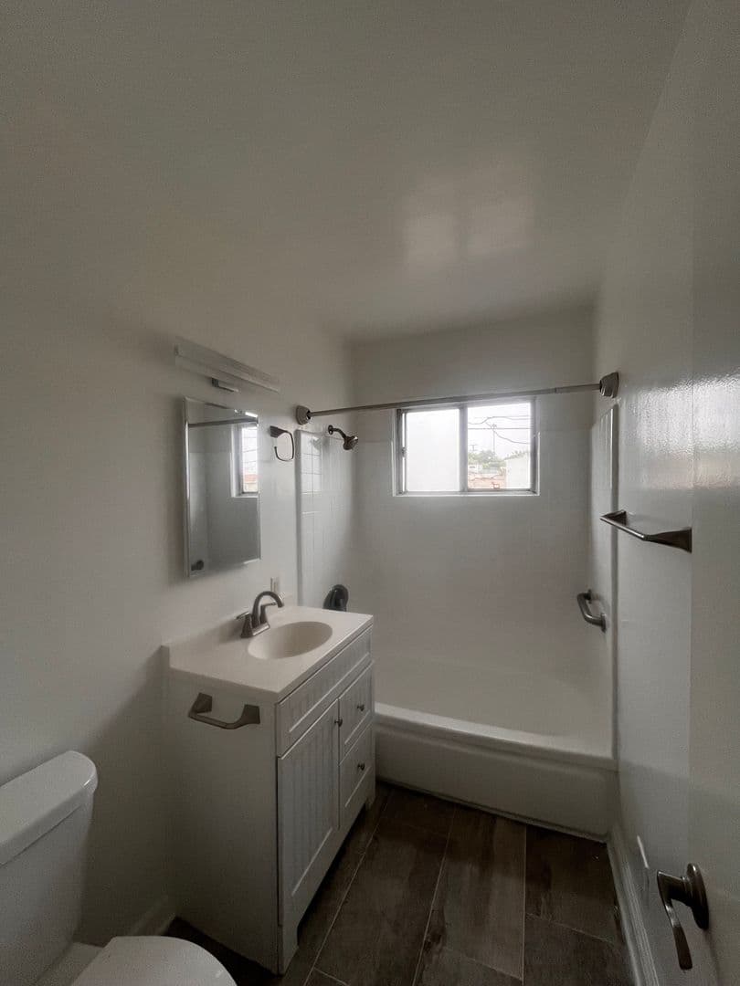 Los Angeles Apartment: 4757-4761 San Vicente Blvd.