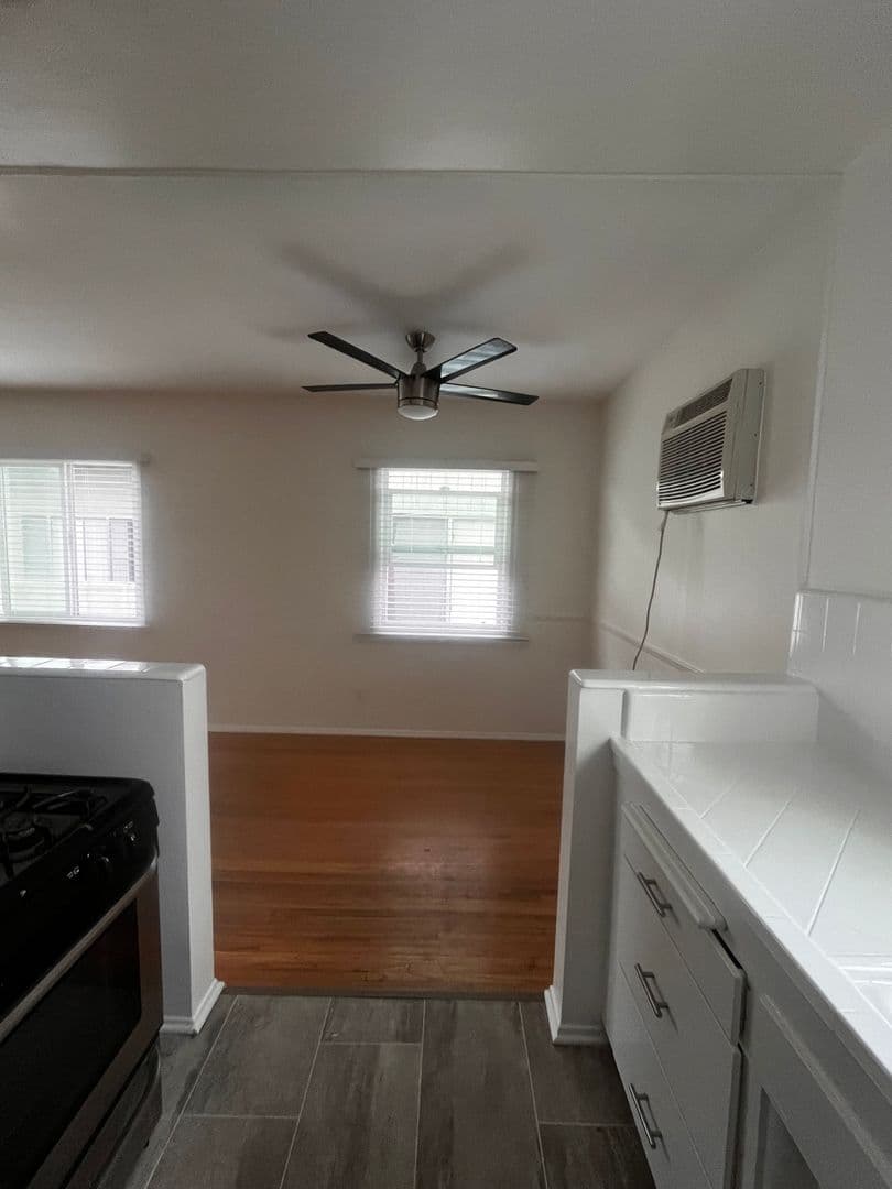Los Angeles Apartment: 4757-4761 San Vicente Blvd.