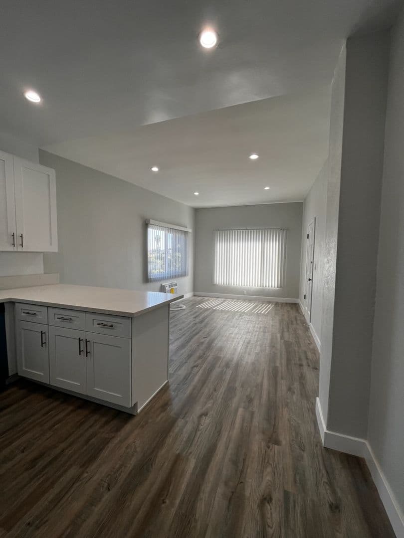 Los Angeles Apartment: 4757-4761 San Vicente Blvd.
