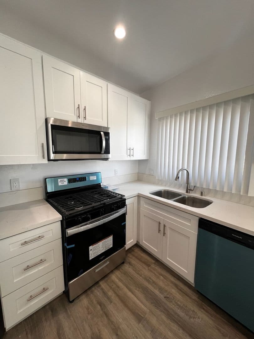 Los Angeles Apartment: 4757-4761 San Vicente Blvd.
