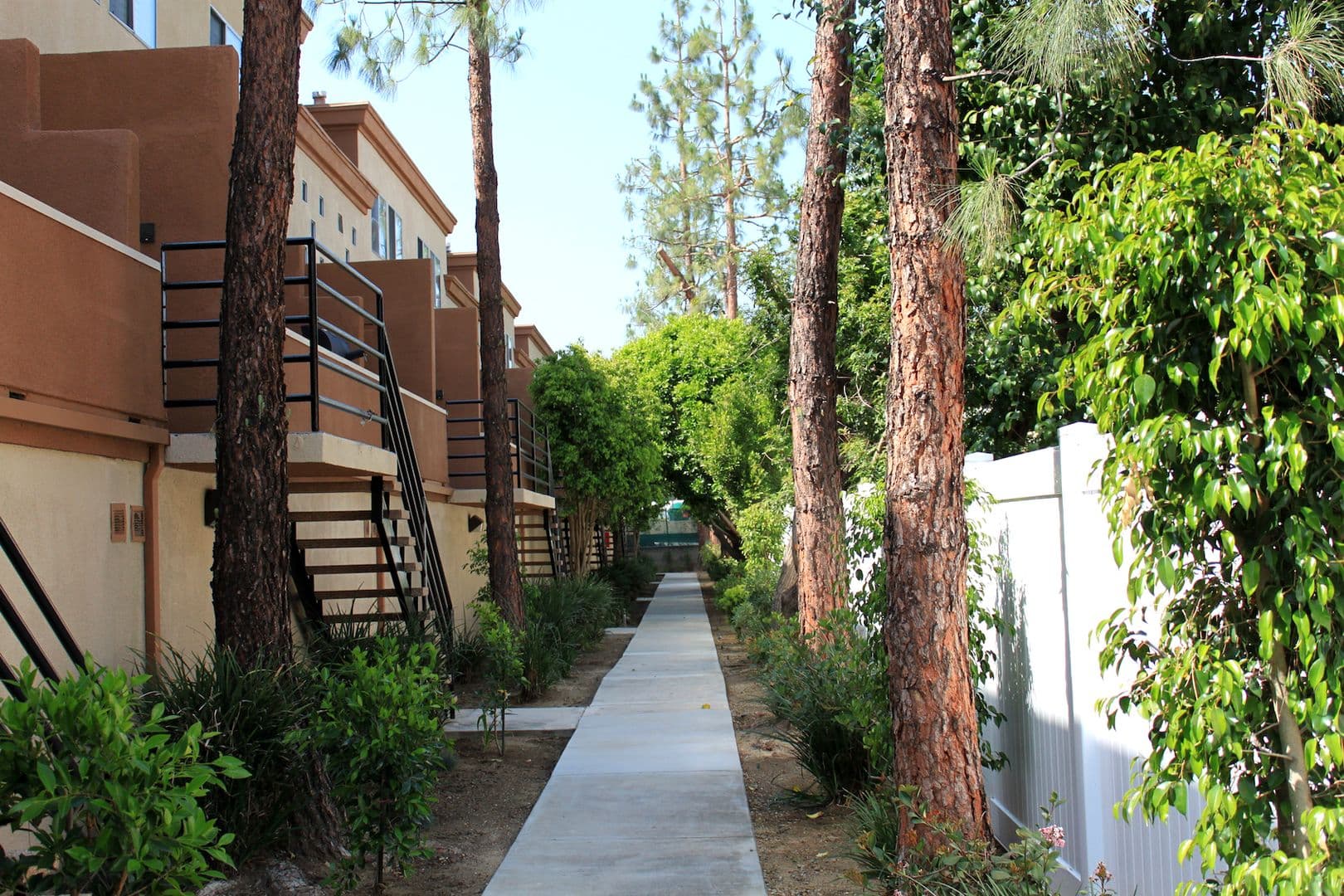 Chatsworth Townhome: 10216-34 Eton Avenue