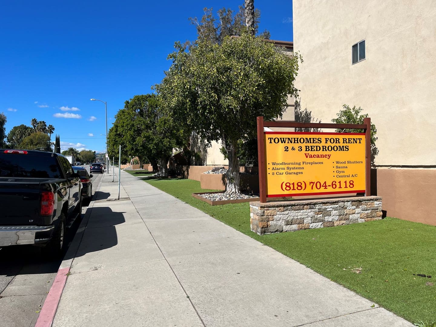 Woodland Hills Townhome: 22301-67 Victory Blvd.
