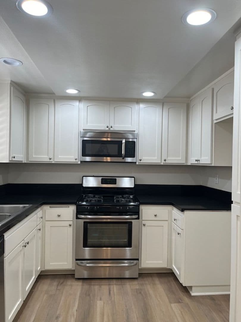 Canoga Park Townhome: 7700 Topanga Canyon Blvd.