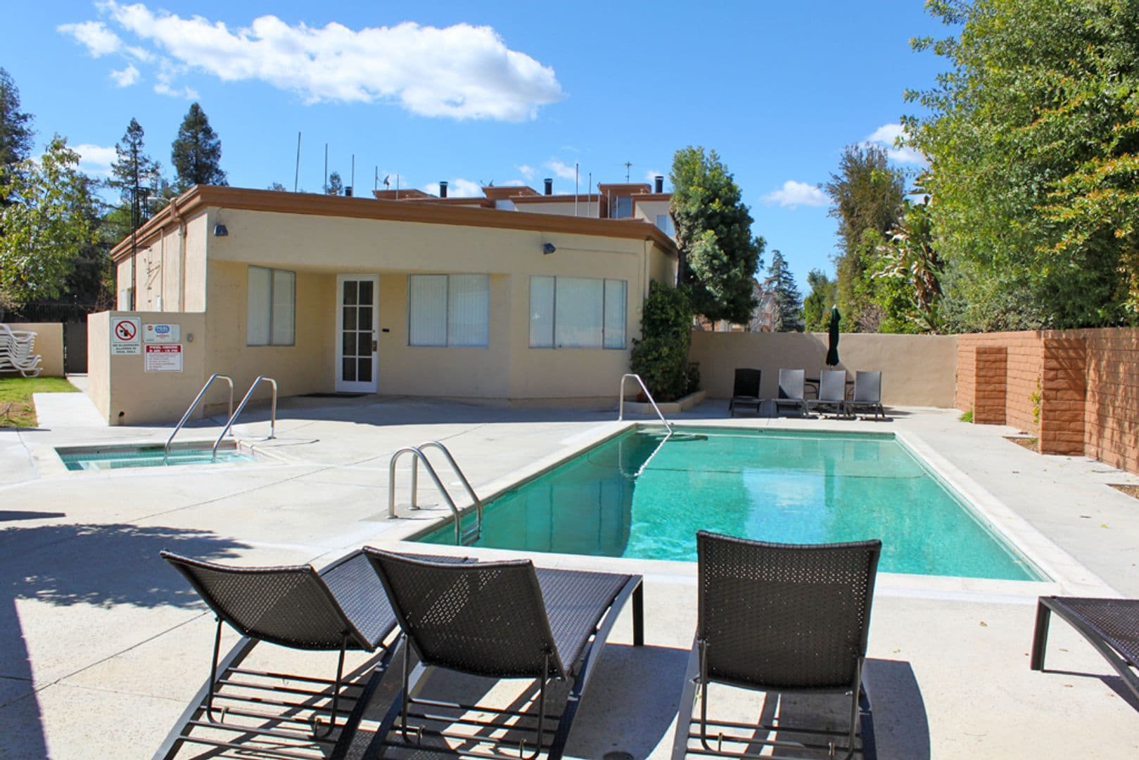 Woodland Hills Townhome: 22301-67 Victory Blvd.