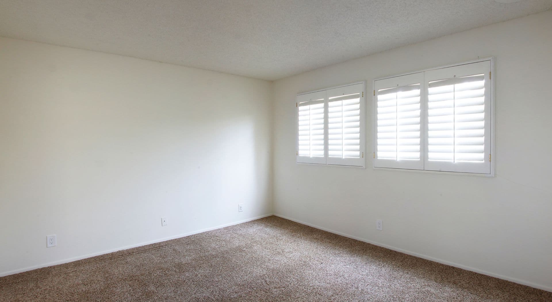 Chatsworth Townhome: 10216-34 Eton Avenue