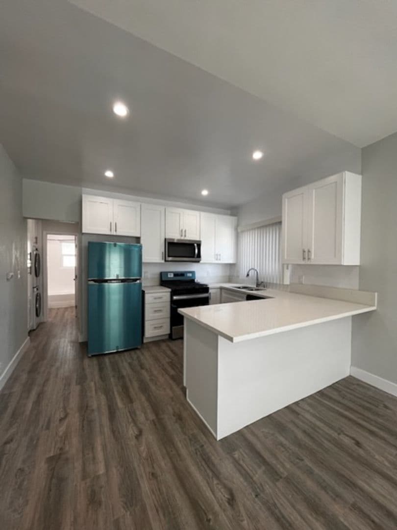 Los Angeles Apartment: 4757-4761 San Vicente Blvd.