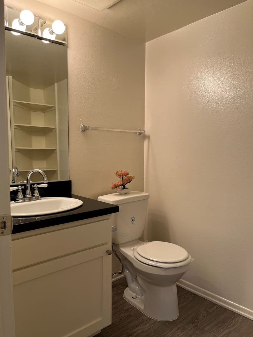 Woodland Hills Townhome: 22301-67 Victory Blvd.