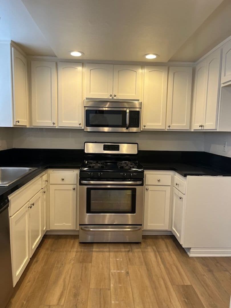 Canoga Park Townhome: 20200 Cantara Street