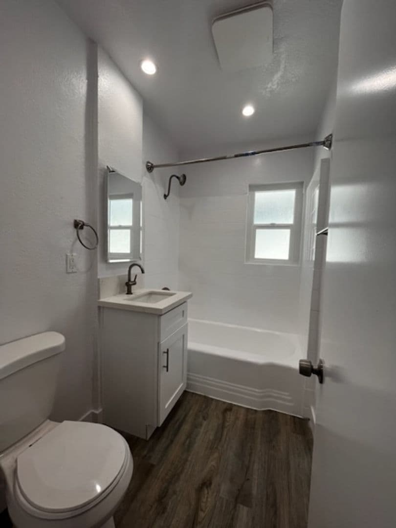 Los Angeles Apartment: 4757-4761 San Vicente Blvd.