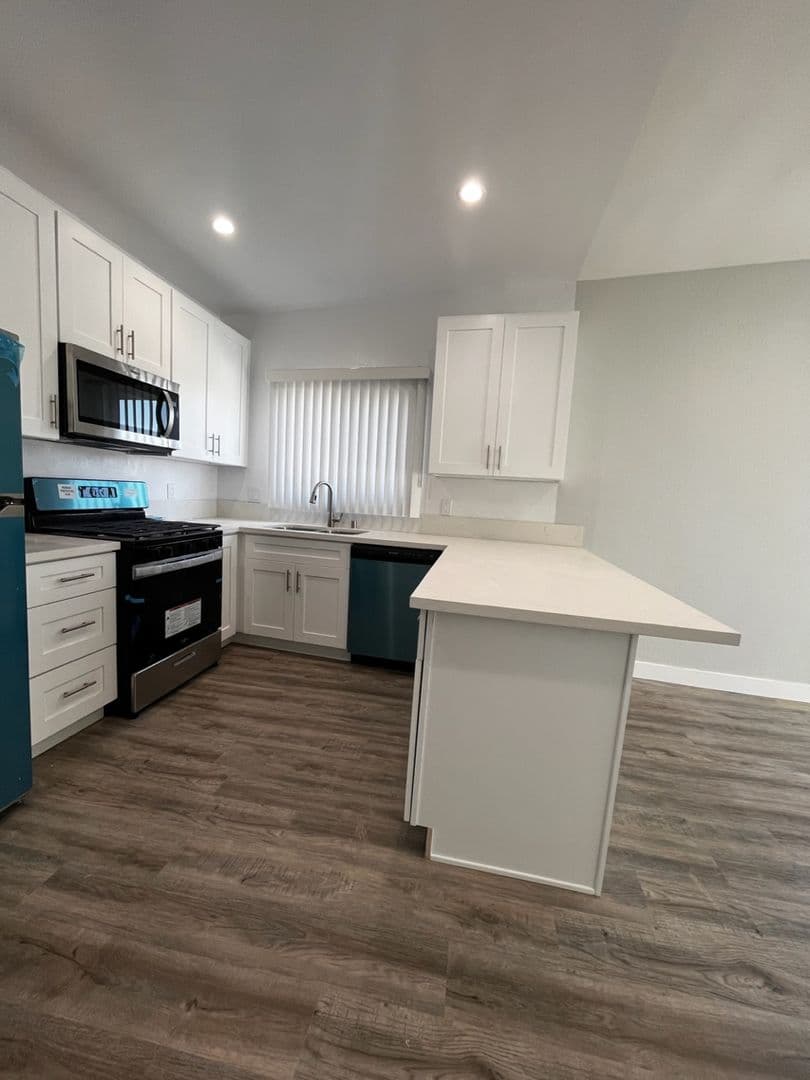 Los Angeles Apartment: 4757-4761 San Vicente Blvd.