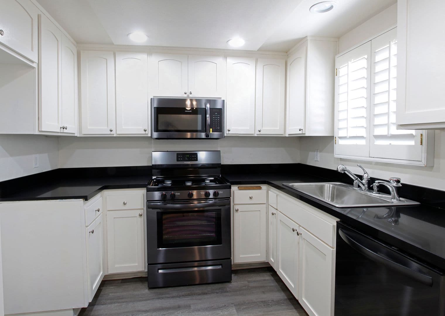 Chatsworth Townhome: 10216-34 Eton Avenue